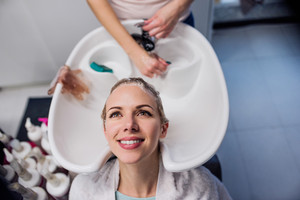 graphicstock-unrecognizable-professional-hairdresser-washing-hair-to-her-beautiful-client-young-woman-in-a-hair-salon_SdhVDSrfb_thumb